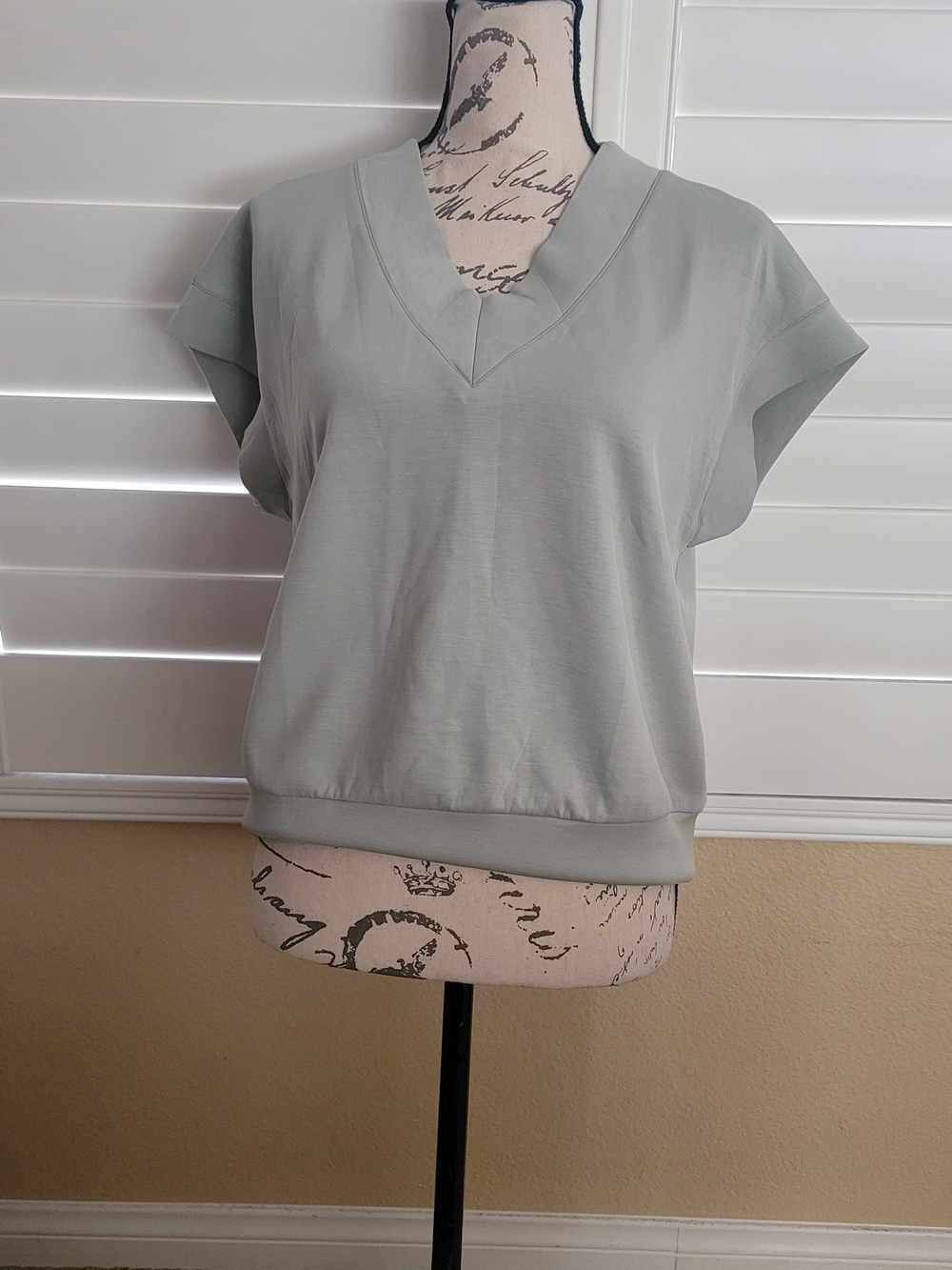 OGL Lyocell Spacer Knit V-Neck Banded Hem Top V-Neck Green Size Medium NWT